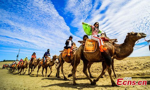 La ‘a(chǎn)rena que canta’ atrae a más turistas en Gansu