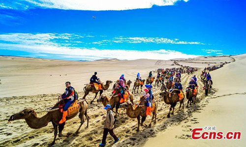 La ‘a(chǎn)rena que canta’ atrae a más turistas en Gansu