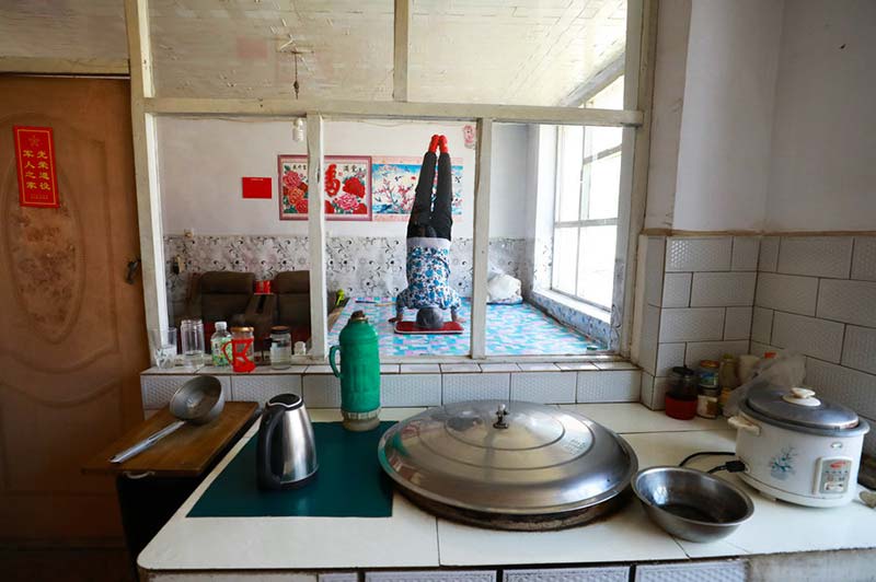 Li Cuihua, de 71 a?os, practica "Yoga de Yugouliang" en casa. [Foto: Zhu Xingxin/China Daily]
