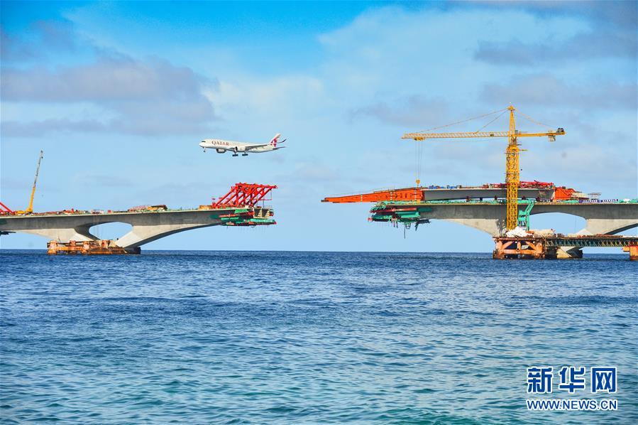 Entre el pilar No. 20 y No. 21 del puente principal del Puente de la Amistad China–Malasia, la caja de viga de acero está siendo impulsada hacia arriba. Maldivas, 24 de junio del 2018. (Foto: Xinhua/ Du Cailiang)
