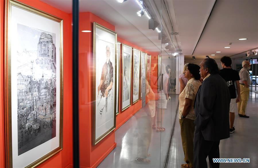 Los visitantes aprecian las obras de arte chino en Madrid