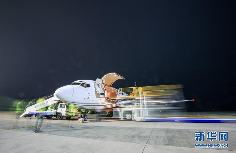 Se abre la “l(fā)ínea exclusiva de cangrejos de Shanghai” en el aeropuerto de Yangzhou, Jiangsu