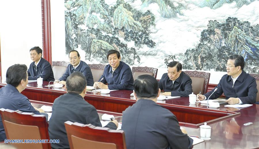 Máximo legislador chino destaca importancia de pensamiento de Xi en mejora de asambleas populares
