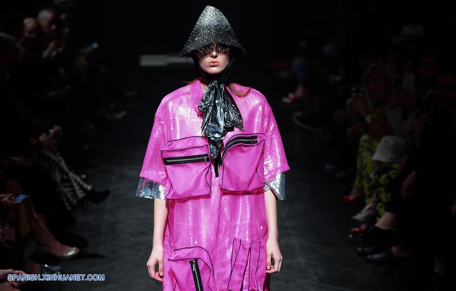 SANTIAGO, octubre 9, 2018 (Xinhua) -- Una modelo presenta una creación del dise?ador brasile?o Weider Silverio durante el Mercedes-Benz Fashion Week Chile 2018, en el Museo de Arte Contemporáneo (MAC), en la ciudad de Santiago, capital de Chile, el 9 de octubre de 2018. (Xinhua/Jorge Villegas)