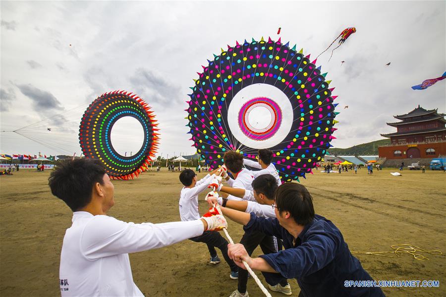 Concurso de volar cometas se lleva a cabo en Lulanqingsha, Zhejiang