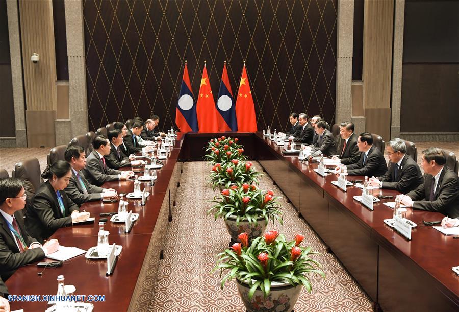 El presidente chino, Xi Jinping, se reúne con el primer ministro de Laos, Thongloun Sisoulith, en Shanghai, en el este de China, el 4 de noviembre de 2018. (Xinhua/Rao Aimin)