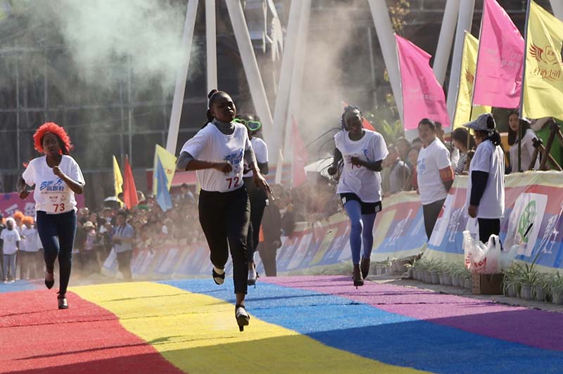 Entre el 2 y el 4 de noviembre, se celebró en Chongqing una competencia de atletismo para mujeres hábiles en el uso de los tacones altos. En el certamen participaron más de 1.000 mujeres chinas y extranjeras. [Foto: proporcionada a chinadaily.com.cn]