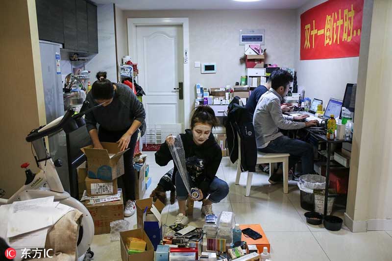 Shirley, promotora en línea de productos de maquillaje, tiene 200.000 seguidores en su canal de transmisión en vivo vía Internet, Hangzhou, provincia de Zhejiang. Ella ha alquilado un bello espacio de 40 metros cuadrados y contratado dos asistentes para el maratón de compras en línea durante el Día del Soltero. [Foto: IC]