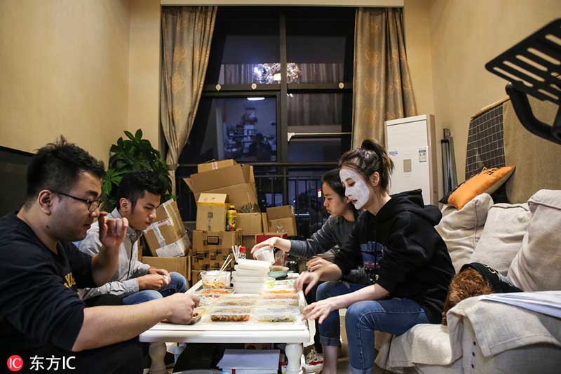 Shirley, promotora en línea de productos de maquillaje, tiene 200.000 seguidores en su canal de transmisión en vivo vía Internet, Hangzhou, provincia de Zhejiang. Ella ha alquilado un bello espacio de 40 metros cuadrados y contrato dos asistentes para el maratón de compras en línea durante el Día del Soltero. [Foto: IC]