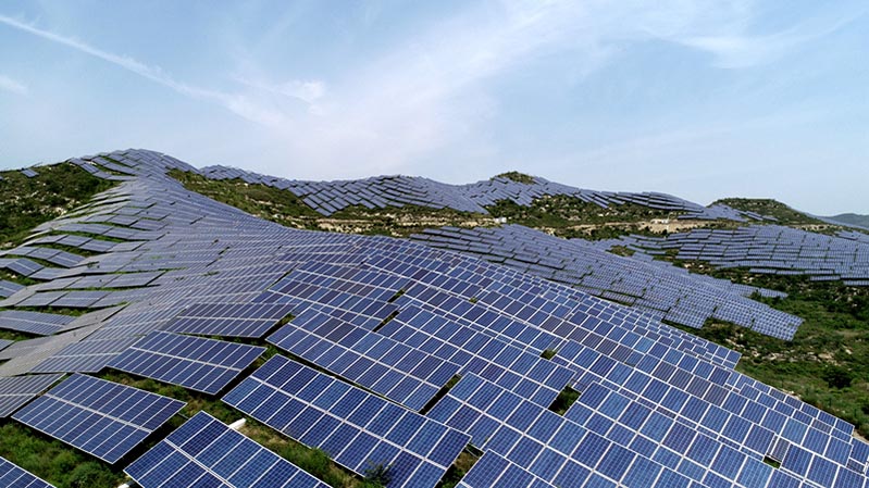 Los paneles solares se encuentran instalados en las monta?as Taihang del condado Shexian, provincia de Hebei, en el norte de China. [Foto por Yang Yanzhong para chinadaily.com.cn]