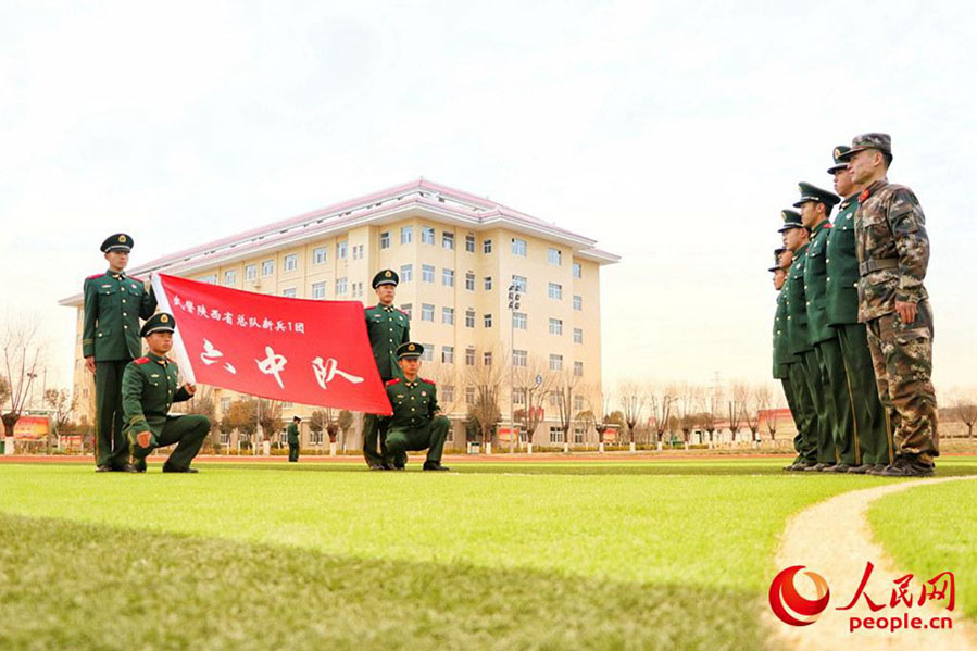 Los nuevos reclutas se despiden del campamento militar con fotos creativas