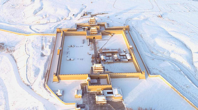 El histórico Paso de Jiayuguan resalta sus dones arquitectónicos después de la prístina nevada navide?a, 24 de diciembre del 2018. [Foto: Sun Yaoxian/ Chinadaily.com.cn]