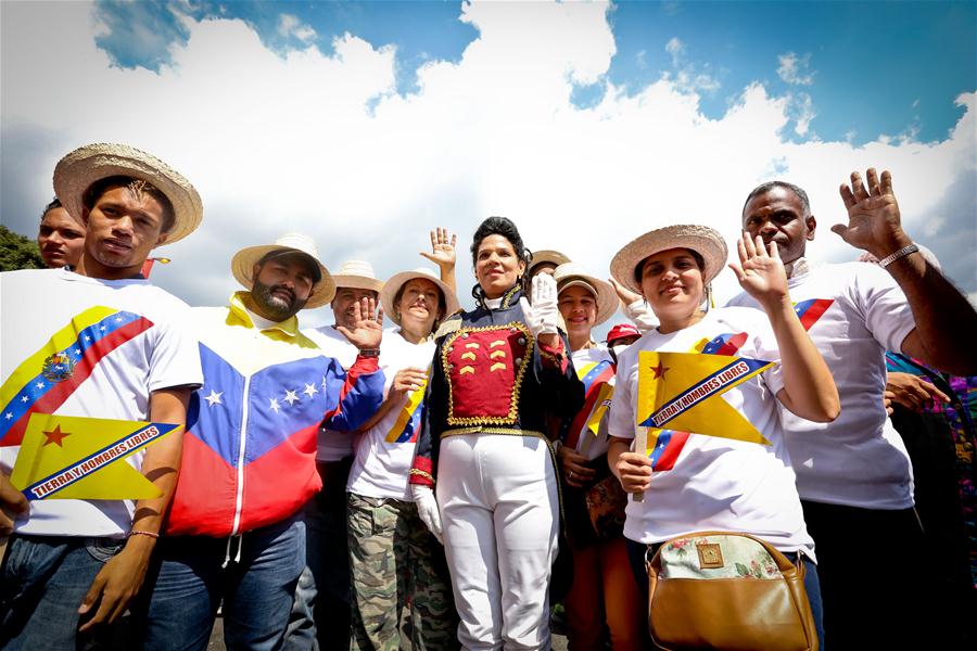 Imagen cedida por la Agencia Venezolana de Noticias AVN, de personas esperando el paso de Nicolás Maduro, en el marco de su ceremonia de juramentación como presidente de Venezuela, en una avenida de Caracas, Venezuela, el 10 de enero de 2019. El presidente venezolano, Nicolás Maduro, prestó juramento el jueves para un nuevo mandato para el período 2019-2025 ante el TSJ. (Xinhua/Loel Henríquez/AVN)