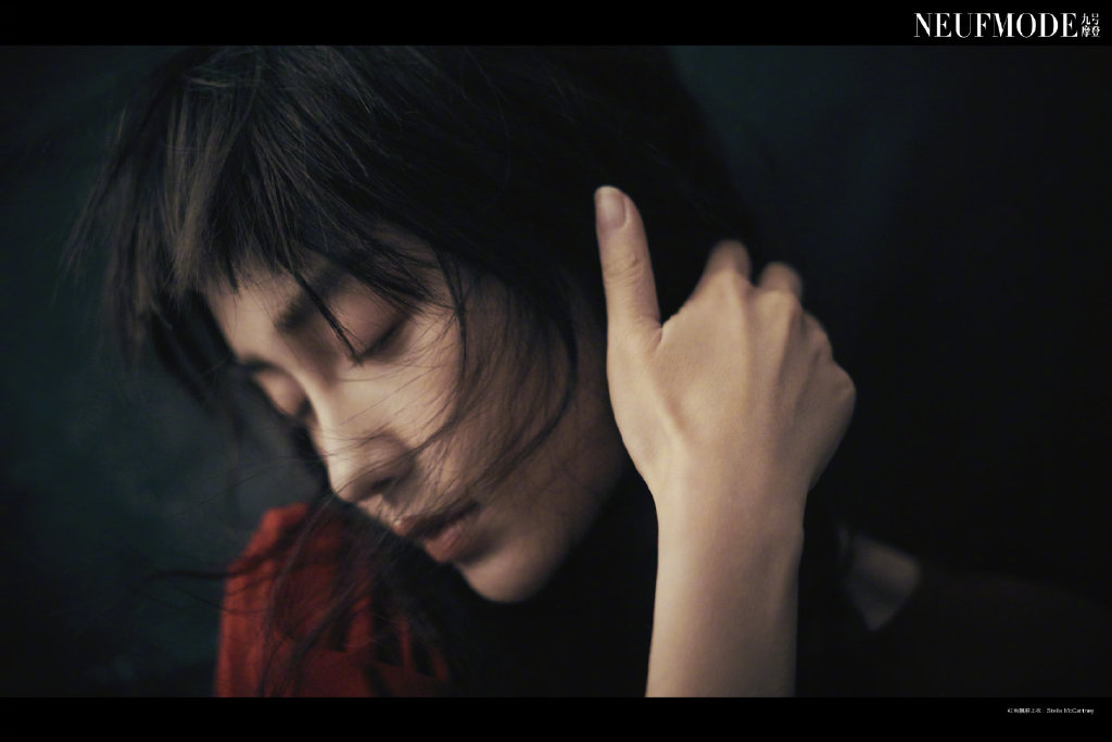 La actriz china Yang Ying posa para una revista de moda