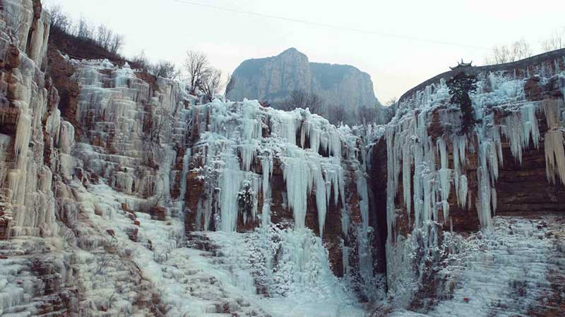 Una cascada congelada crea una sensación de vacío temporal impresionante en la monta?a Wuzhishan de Handan, provincia de Hebei, 15 de enero del 2019. [Foto: Yang Yanzhong/ Chinadaily.com.cn]