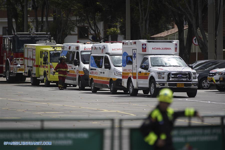 BOGOTA, enero 17, 2019 (Xinhua) -- Ambulancias y vehículos de lucha contra incendios acuden al lugar donde se registró una explosión en el estacionamiento de la Escuela de Cadetes de Policía General Santander, en el sur de Bogotá, capital de Colombia, el 17 de enero de 2019. Aumentó a ocho el número de muertos y a más de 40 el de los heridos tras la detonación de un coche bomba en la Escuela de Cadetes de Policía General Santander, en la zona sur de Bogotá, Colombia, registrada el jueves. El alcalde de la capital colombiana, Enrique Pe?alosa, reportó que desconocidos ingresaron un coche bomba al sitio y que la onda explosiva destruyó varias fachadas. (Xinhua/Jhon Paz)