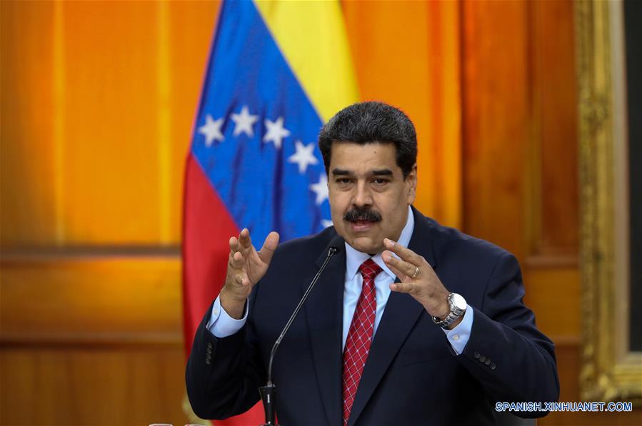 El presidente de Venezuela, Nicolás Maduro, participa durante una conferencia de prensa en el Palacio de Miraflores, en Caracas, Venezuela, el 25 de enero de 2019. El presidente de Venezuela, Nicolás Maduro, aseguró el viernes en conferencia de prensa llevada a cabo en el Palacio de Miraflores que va a ser derrotado el golpe de Estado dirigido a derrocar el gobierno democrático que preside, plan del que responsabilizó al gobierno estadounidense, y se?aló que está comprometido con el diálogo "a pesar de las recientes acciones de la oposición venezolana y la injerencia extranjera", de acuerdo con información de la prensa local. (Xinhua/Str)