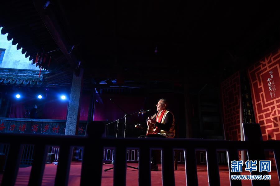El 27 de enero, el italiano Ricardo cantó y tocó la guitarra en la "Noche Internacional de la Aldea". 