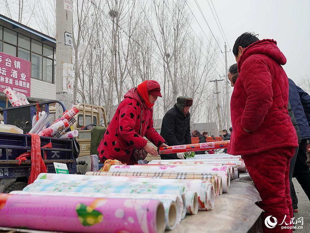 Una vendedora dice: “antes de a?o nuevo hay que cambiar de mantel”. (Reportero Huangfu Wanli)