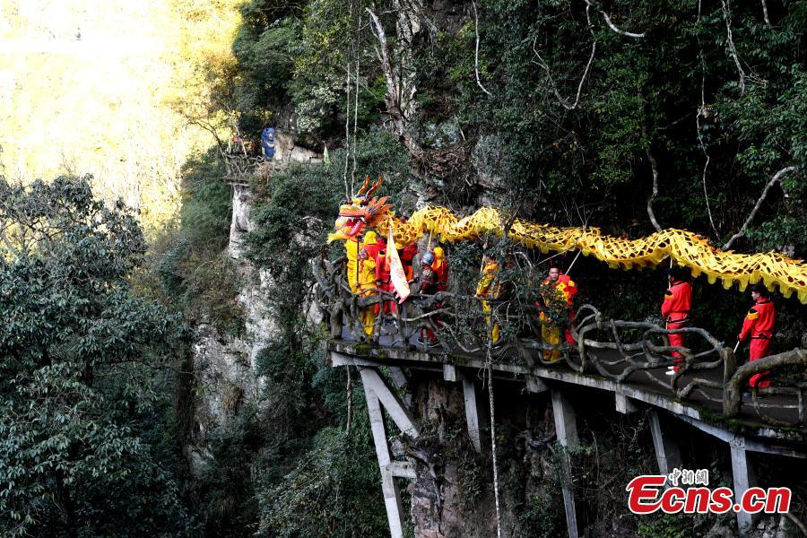Danza del dragón sobre un puente de vidrio a 200 metros de altura