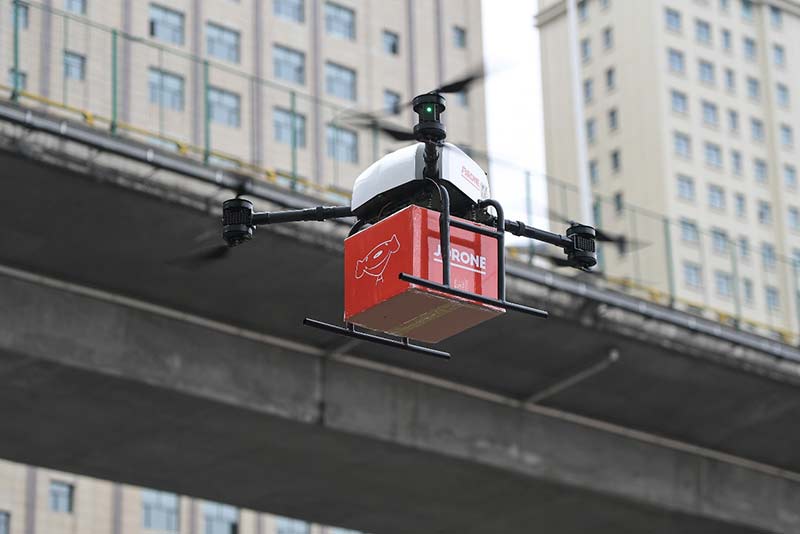Los drones de entrega rápida del gigante chino JD vuelan durante la ceremonia de inauguración de su entrada en servicio en la provincia de Qinghai.