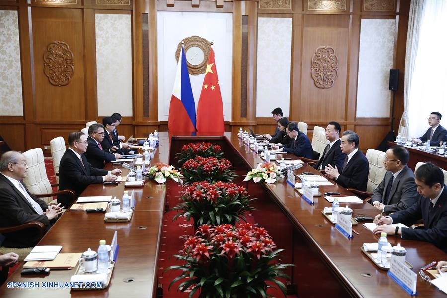 Consejero de Estado mantiene conversaciones con secretario de Relaciones Exteriores filipino