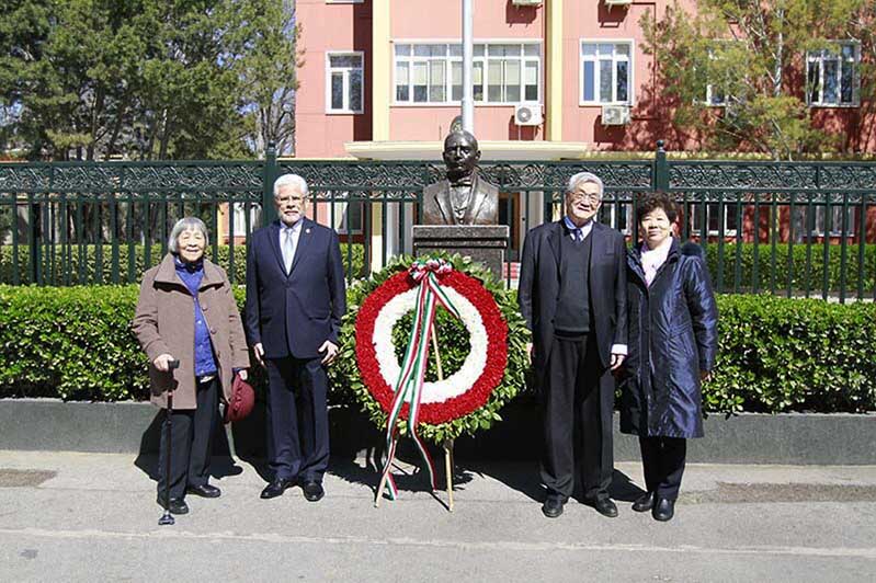 Destacados hispanistas chinos asisten a la ceremonia por el  aniversario 213 del natalicio de Benito Juárez. Beijing, 21 de marzo del 2019. (Foto: YAC)