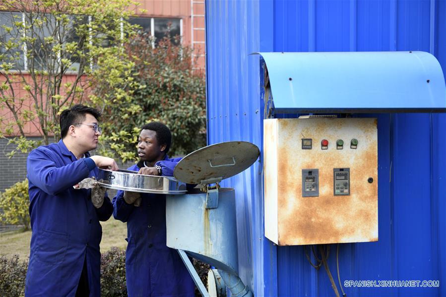  HUNAN, 15 abril, 2019 (Xinhua) -- Imagen del 14 de marzo de 2019, de Mangeh III Fondzenyuy Cedric (d) y un compa?ero de clase usando una máquina de secado, en la Universidad Agrícola de Hunan, en Changsha, provincia de Hunan, en el centro de China. Cedric, de 25 a?os, es de Camerún. Habiendo siendo testigo de la avanzada ciencia agrícola y tecnología y equipo de las empresas chinas, llegó a China en 2017 y estudió un posgrado con especialización en ingeniería de mecanización agrícola en la Escuela de Ingeniería de la Universidad de Hunan después de completar sus estudios de licenciatura. Cedric estudia principalmente mecanización y automatización agrícola, biología moderna, operación y gestión agrícola moderna, extensión de tecnología y ciencia agrícola y otros cursos profesionales en la universidad. Después de estudiar en China durante dos a?os, Cedric no sólo habla chino con fluidez, sino que también aprendió a operar más de 20 tipos de recursos agrícolas, dominó los métodos de manejo de información agrícola y se está convirtiendo en un talento agrícola moderno interdisciplinario. Cedric dijo que después de regresar a Camerún, aplicará lo que aprendió en China a la producción agrícola de su ciudad natal. Como Cedric, cada vez más estudiantes africanos van a Hunan a estudiar en los últimos a?os, especializándose en agronomía, medicina, administración de empresas, ingeniería civil, etc. Mientras aprendían conocimientos profesionales, sintieron el encanto de la cultura china y profundizaron la amistad con profesores y estudiantes de China. (Xinhua/Li Ga)