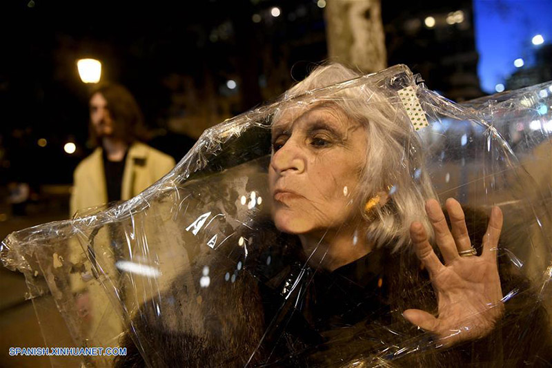 MONTEVIDEO, 30 julio, 2019 (Xinhua) -- Una mujer realiza una presentación en el Festival de Arte Activista Latinoamericano "AHORA", en la plaza Cagancha, en Montevideo, capital de Uruguay, el 30 de julio de 2019. De acuerdo con información de la prensa local, "AHORA" es un festival independiente que pretende ocupar las calles, los espacios públicos y medios de transporte con arte activista latinoamericano. (Xinhua/Nicolás Celaya)
