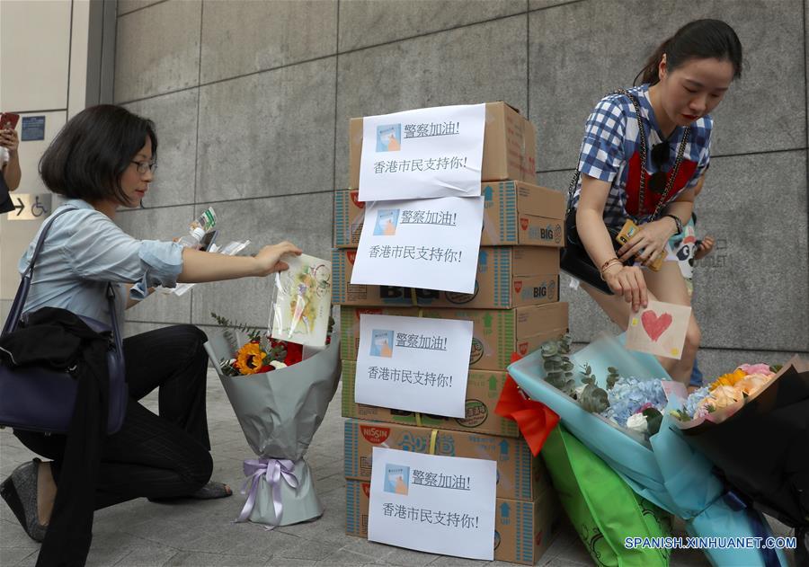 Residentes de Hong Kong se reúnen para apoyar a la policía