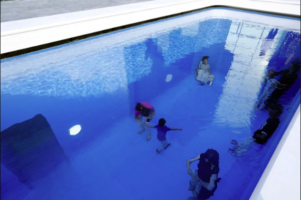 Obra “La Piscina” de la exposición “Los confines del gran vacío”, del artista argentino Leandro Erlich, 24 de agosto del 2019.(Foto: Cortesía CAFA)
