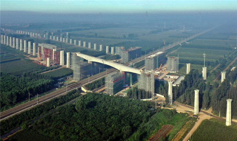 Puente ferroviario giratorio, perteneciente al ferrocarril inter-urbano de alta velocidad Beijing-Xiongan, ha sido rotado a su posición objetiva a través del ferrocarril de alta velocidad Tianjin-Baoding de la Nueva área Xiongan, provincia de Hebei, el 27 de agosto del 2019 [Foto: Xinhua]