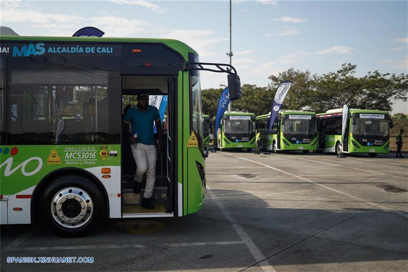 Un hombre reacciona durante la presentación de los primeros autobuses eléctricos en la ciudad de Cali, Colombia, el 10 de septiembre de 2019. Una flota compuesta por 26 autobuses eléctricos y 21 a gas, fabricados en China, comenzó a circular el martes en la ciudad colombiana de Cali, capital del departamento Valle del Cauca. (Xinhua/Jhon Paz)