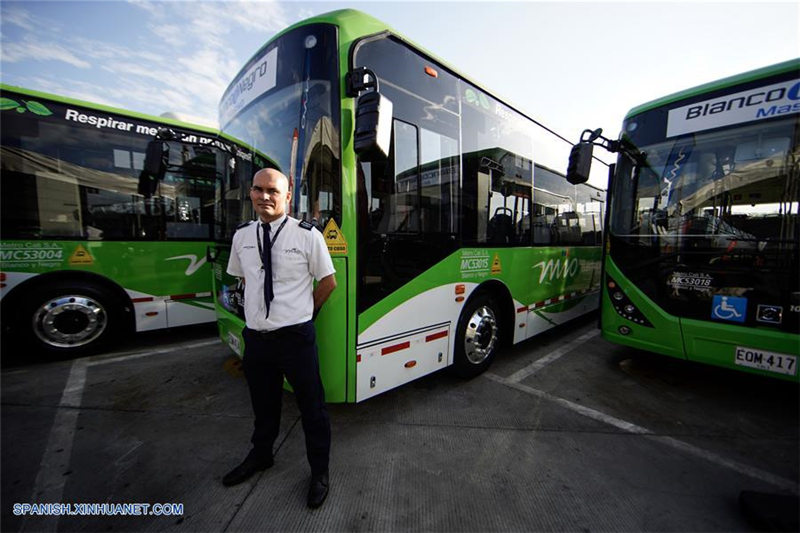 Un conductor posa durante la presentación de los primeros autobuses eléctricos en la ciudad de Cali, Colombia, el 10 de septiembre de 2019. Una flota compuesta por 26 autobuses eléctricos y 21 a gas, fabricados en China, comenzó a circular el martes en la ciudad colombiana de Cali, capital del departamento Valle del Cauca. (Xinhua/Jhon Paz)