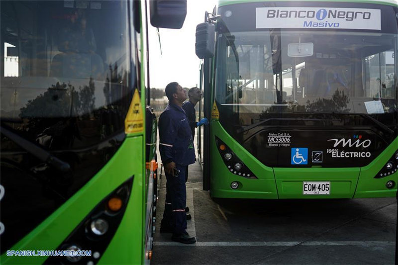 Empleados preparan un autobús durante la presentación de los primeros autobuses eléctricos en la ciudad de Cali, Colombia, el 10 de septiembre de 2019. Una flota compuesta por 26 autobuses eléctricos y 21 a gas, fabricados en China, comenzó a circular el martes en la ciudad colombiana de Cali, capital del departamento Valle del Cauca. (Xinhua/Jhon Paz)