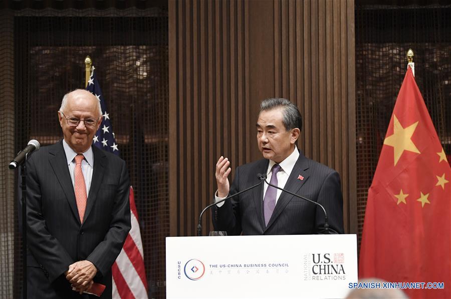 El consejero de Estado y ministro de Relaciones Exteriores de China, Wang Yi, pronuncia un discurso en una cena organizada conjuntamente por el Comité Nacional de Relaciones EEUU-China, el Consejo de Negocios EEUU-China, la Cámara de Comercio de EEUU y el Consejo de Relaciones Exteriores, en Nueva York, Estados Unidos, el 24 de septiembre de 2019. (Xinhua/Liu Jie)