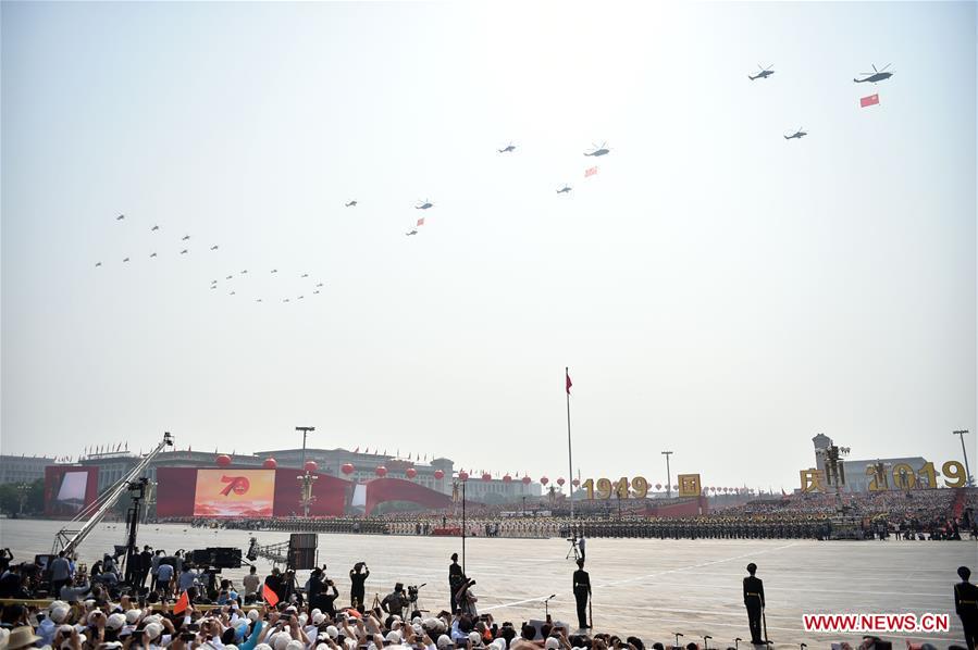 (Día Nacional) Desfile militar comienza con formación aérea escalonada portando banderas sobre la Plaza de Tian'anmen