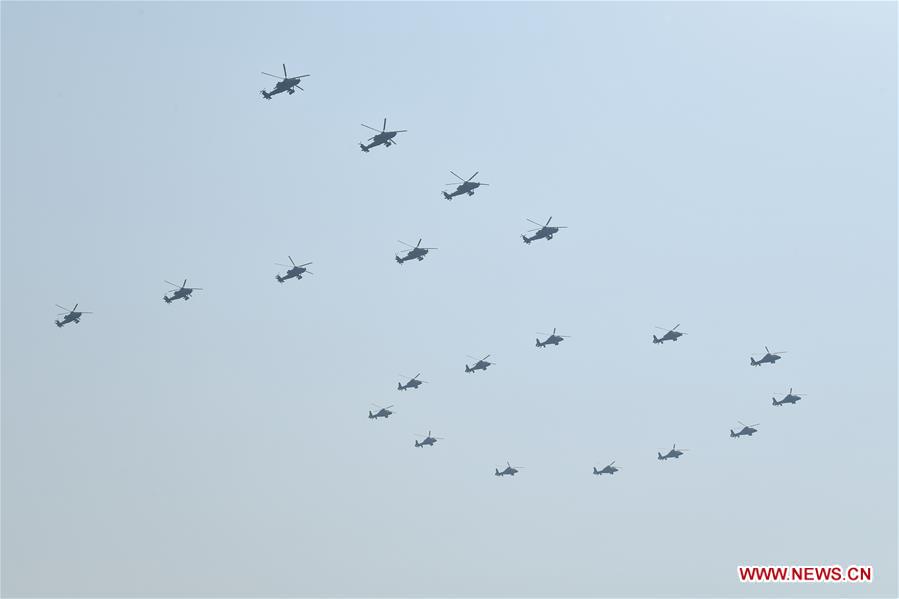 Desfile militar comienza con formación aérea escalonada portando banderas sobre la Plaza de Tian'anmen