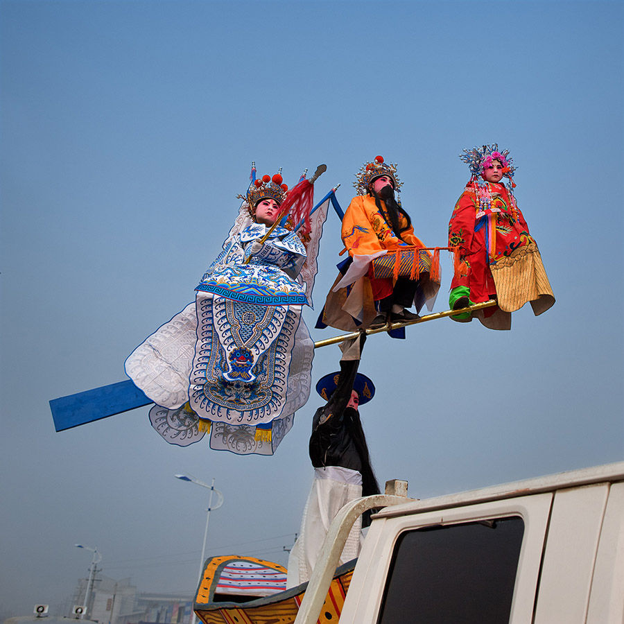 Actores que participarán en el pasacalle de Shehuo. [Foto: Wu Xiaopeng/cpanet.org.cn]