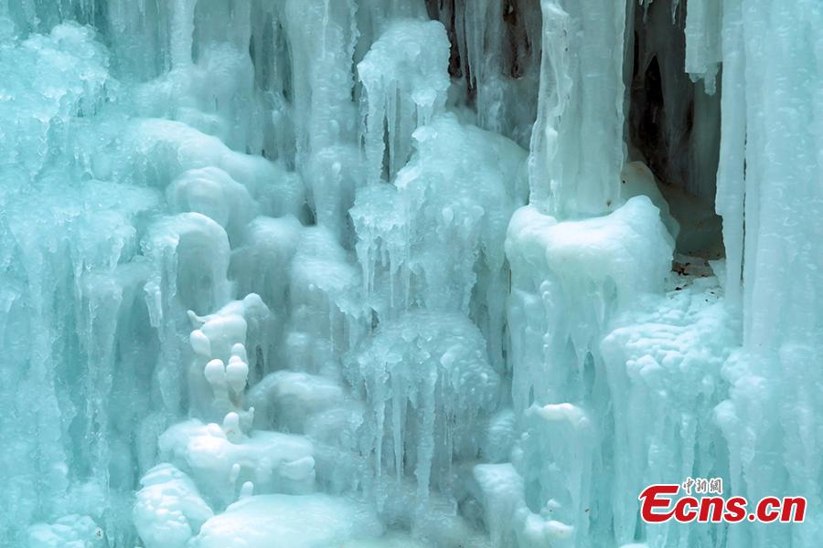 Maravilla natural: cascada de hielo en los acantilados de Xiaojin