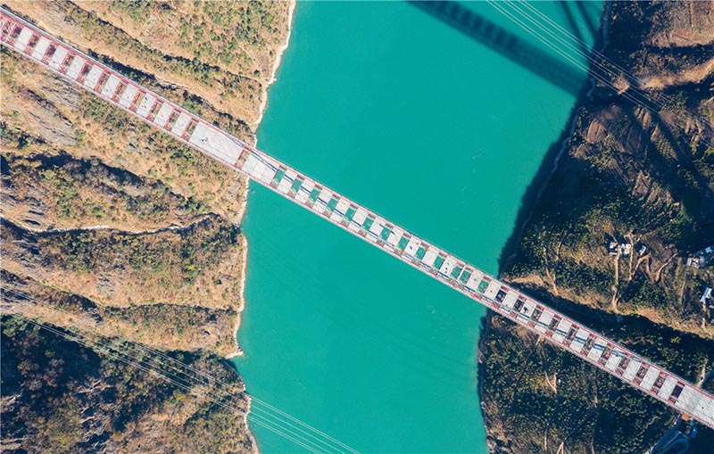 La construcción del puente colgante más grande del mundo, el puente del río Jin'an-Jinsha, finalizó el miércoles en la provincia de Yunnan, suroeste de China, marcando la finalización de la estructura principal del puente, el 15 de enero de 2020. [Foto de Zhang Qinglong para chinadaily.com.cn]