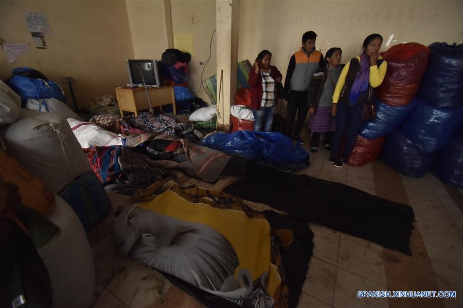 LA PAZ, 31 enero, 2020 (Xinhua) -- Cuerpos de personas fallecidas en el accidente de un autobús son colocados en el piso en el mercado de la Asociación Departamental de Productores de Coca, en la ciduad de La Paz, Bolivia, el 31 de enero de 2020. Al menos 15 personas murieron el viernes a consecuencia de la caída a un barranco de un autobús de pasajeros en una carretera del departamento de La Paz, en el oeste de Bolivia, informaron autoridades locales. (Xinhua/Str)