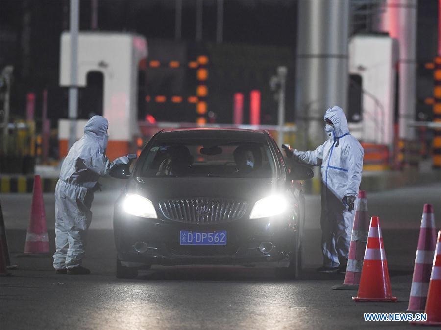 WANZHOU, 31 enero, 2020 (Xinhua) -- Imagen del 30 de enero de 2020 de trabajadores verificando la temperatura corporal de un conductor y los pasajeros en una estación de peaje de autopista en Wanzhou, municipalidad de Chongqing, en el suroeste de China. (Xinhua/Wang Quanchao)