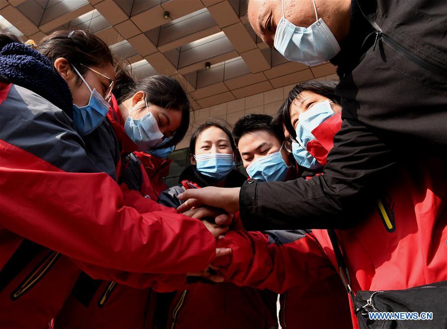 ZHENGZHOU, 2 febrero, 2020 (Xinhua) -- Trabajadores médicos se animan unos a otros antes de partir a Wuhan en la provincia de Hubei, en Zhengzhou, provincia de Henan, en el centro de China, el 2 de febrero de 2020. El segundo grupo de 122 trabajadores médicos de Henan salieron el domingo para ayudar a los esfuerzos de control del coronavirus en Wuhan. (Xinhua/Li An)