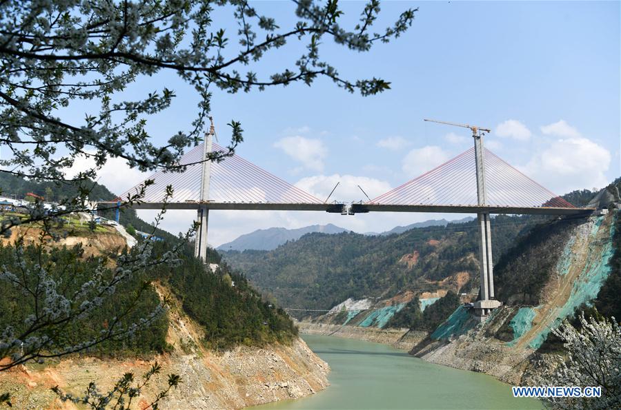 Sitio de construcción del puente extra grande del río Qingshui en Jianhe, Guizhou
