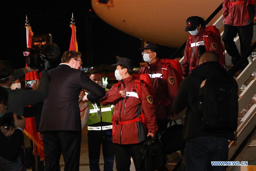 BELGRADO, 22 marzo, 2020 (Xinhua) -- Imagen del 21 de marzo de 2020 del presidente serbio Aleksandar Vucic (i), saludando a integrantes del equipo médico chino a través de contacto por el codo, en Belgrado, Serbia. Un equipo de trabajadores médicos chinos con experiencia en la lucha contra el COVID-19 arribó a la capital serbia el sábado por la noche para ayudar con la batalla del estado de los Balcanes contra el virus. Los doctores chinos, que se especializan en tales áreas como prevención de enfermedades infecciosas, medicina de cuidados pulmonares y críticos, también han traído con ellos suministros médicos de urgente necesidad en Serbia, donde 171 casos de COVID-19 han sido reportados con una muerte. (Xinhua/Shi Zhongyu)