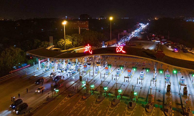 Vehículos esperando para salir de Wuhan, 8 de abril del 2020. [Foto: Ke Hao/China Daily] 