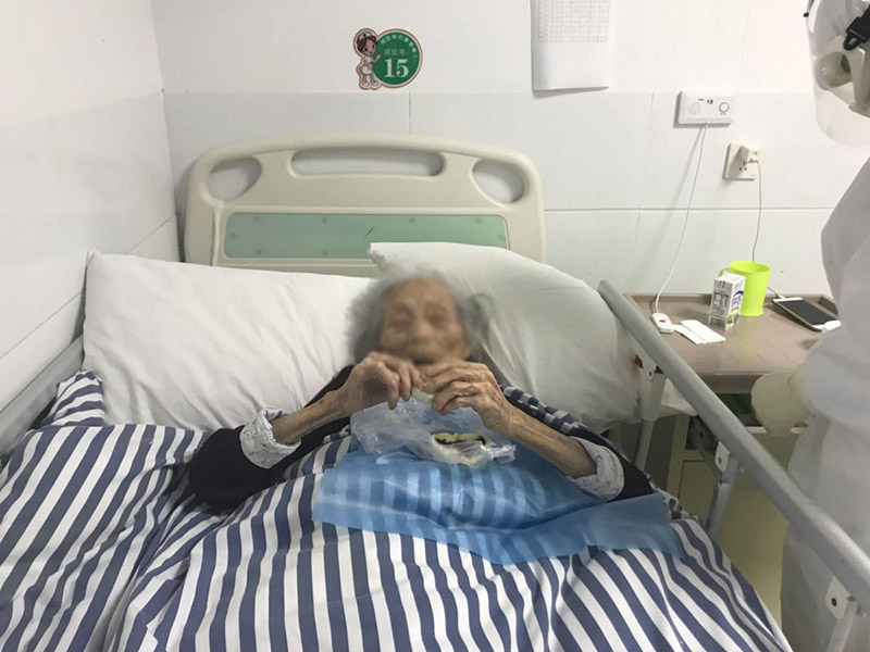 Una mujer de 102 a?os que se ha recuperado de COVID-19 está siendo atendida en un centro de rehabilitación en Wuhan, provincia de Hubei en China Central. [Foto: proporcionada a China Daily] 