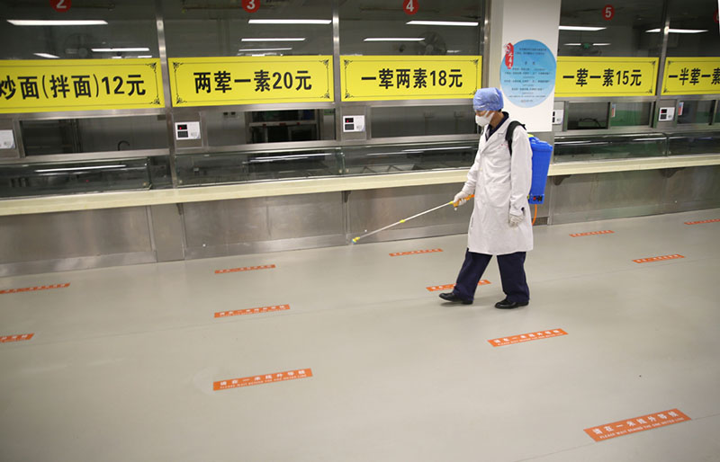 Un empleado de la Escuela del Día Nacional de Beijing desinfecta el comedor escolar, el 21 de abril de 2020. [Foto de Zuo Hong / chinadaily.com.cn]