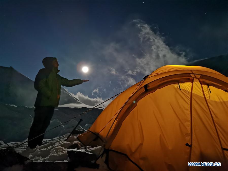 Luna llena en el campamento de avanzada en el Monte Qomolangma